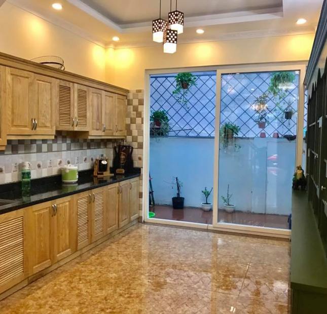 Bán nhà Hoàng Hoa Thám, Ba Đình, DT: 50m2 x 5 tầng, MT 3,8m, 2 mặt thoáng 4,5 tỷ