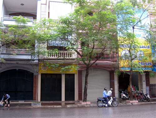 Cho thuê nhà mặt đường giữa trung tâm phố Văn Cao, MT 4m, DT 40m2 làm Minimart