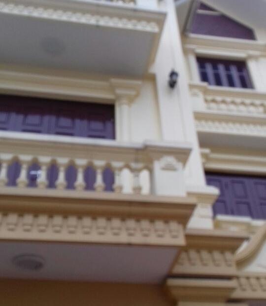 Cho thuê nhà riêng Nguyễn Ngọc Vũ, DT 45m2 x 4 tầng có sân để ô tô, giá 18 tr/th. LH 012 999 067 62