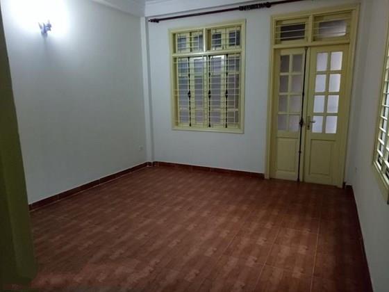 Cho thuê nhà riêng tại Khâm Thiên, DT 40m2 x 3.5 tầng, 1 phòng khách, bếp, 3 phòng ngủ, 2WC