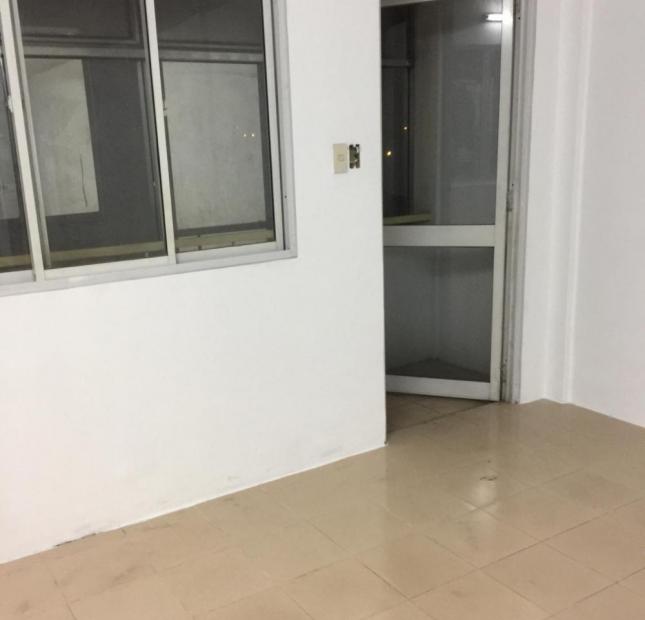 Phòng 30m2, WC riêng, có cửa sổ và ban công ngắm cảng Sài Gòn tại Q4, giá 3.8 tr/th