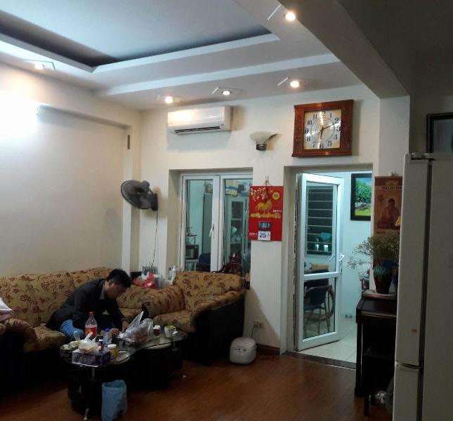 Bán nhà tập thể ngõ 79 Nguyễn Chí Thanh, Đống Đa. DTSD 100m2, ô tô đỗ chân cầu thang, giá 2,15 tỷ