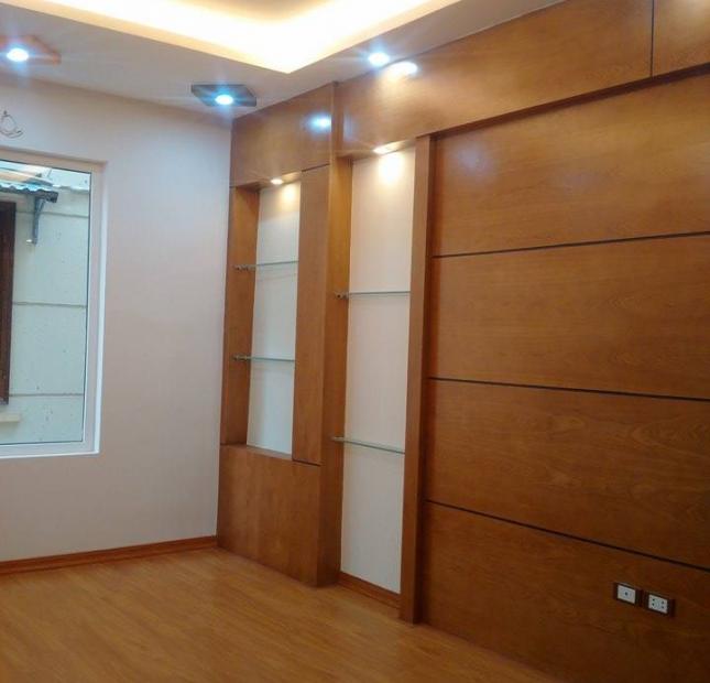 Bán nhà phố Chùa Láng, Nguyễn Chí Thanh, Đống Đa. 40m2x5T đẹp, ôtô đỗ cách nhà 10m, giá 3,9 tỷ