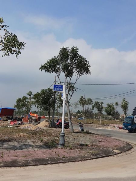  	Cần bán lô đất đối diện công viên, đối diện trường Đh Phan Châu Trinh, không mắc cống không mắc trụ điện
