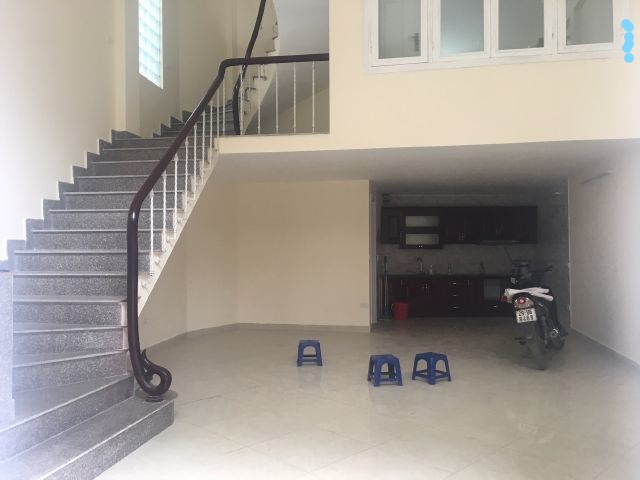 Cho thuê nhà 4 tầng x 40m2 mặt phố Đội Cấn, gần ngã 3 Giang Văn Minh 