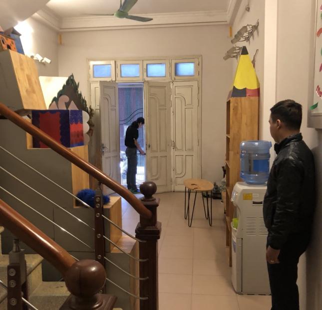Gia đình cần cho thuê nhà riêng ở ngõ Chùa Láng, ô tô đỗ cửa, 4 tầng