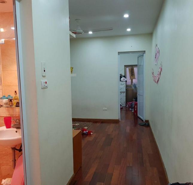 Bán căn hộ tập thể dt 55m2 đã cải tạo cực đẹp phố Hoàng Ngọc Phách- Nam Thành Công.