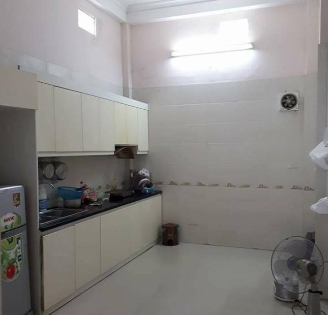 Bán nhà ở Đê Trần Khát Chân, 30m2, 5 tầng, ô tô đậu cửa, ở luôn, giá 3 tỷ, kinh doanh được