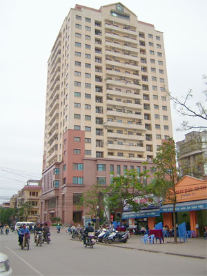 Cho thuê nhà MP Bà Triệu gấp 200m2, MT 7,5m, 6 tầng, giá thuê 230 tr/th