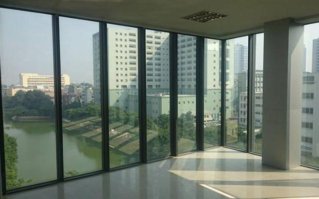 Cho thuê văn phòng mặt phố Chùa Láng, view hồ 3 mặt thoáng, LH 0914 477 234