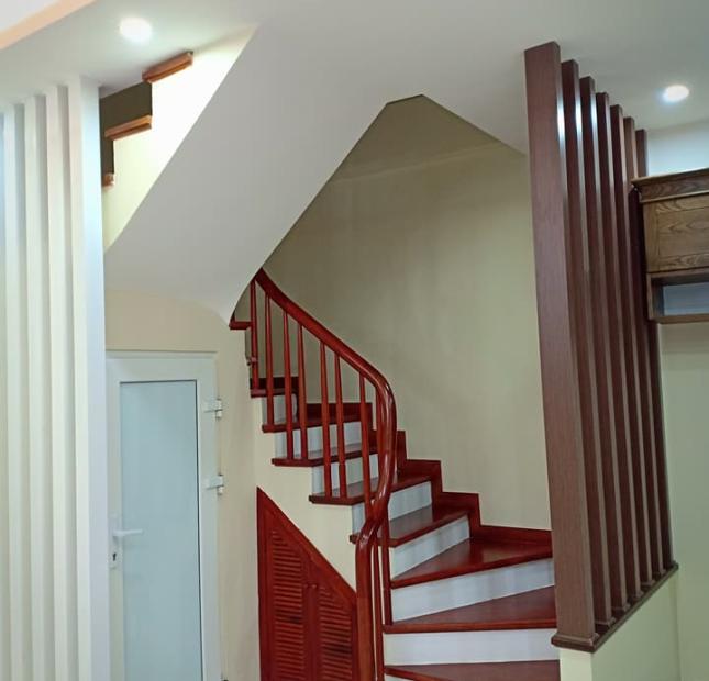 Bán nhà phố Đường Láng giá rẻ, 5 tầng, 36m2 , chỉ 3,6 tỷ ngõ rộng