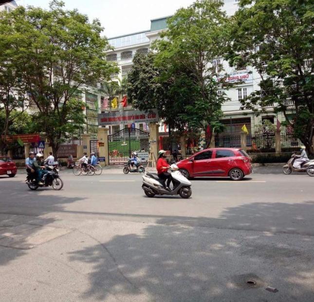 Bán nhà phân lô, ô tô phố Trần Quốc Hoàn, 30m2 – 4,8 tỷ