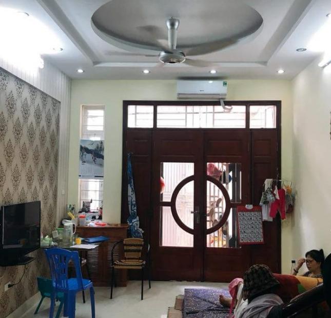 Choáng!!  nhà ngõ Tạ Quang Bửu 40m2 x 3 tầng  2 tỷ