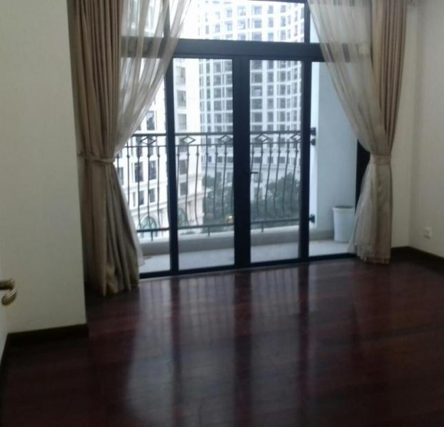 Cho thuê căn hộ cao cấp chung cư Royal City 3 phòng ngủ, đồ cơ bản giá 19 tr/th, LH 012 999 067 62