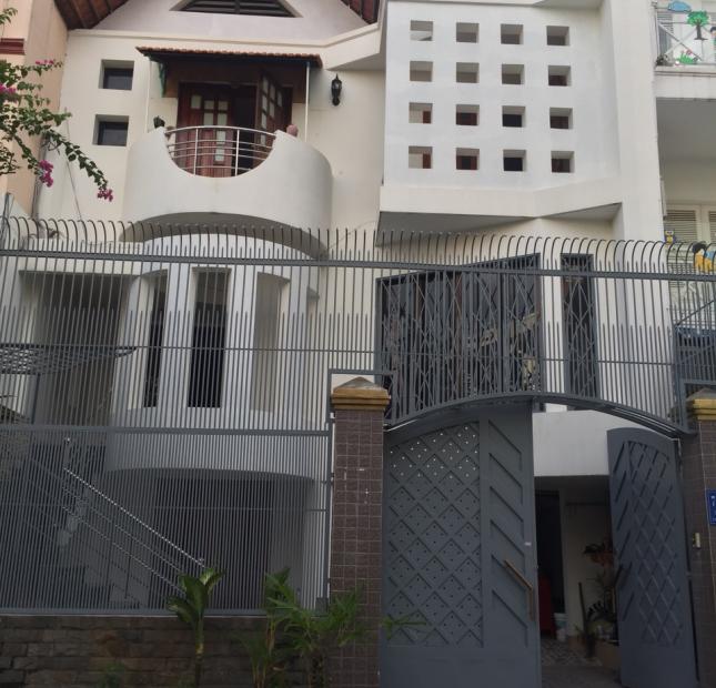 Chính chủ bán gấp nhà mặt tiền đường Phạm Văn Đồng, P13, Quận Bình Thạnh. DT 4,5x22m, giá 9 tỷ
