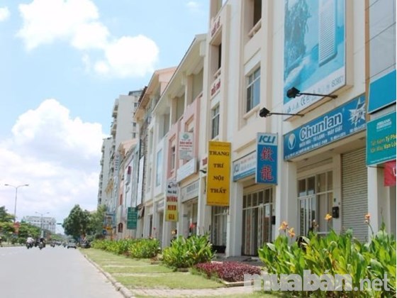 Chuyển nhượng nhà phố mặt tiền Nguyễn Văn Linh - Phú Mỹ Hưng duy nhất cần bán, 6x18m, giá 23 tỷ, HĐ thuê cao