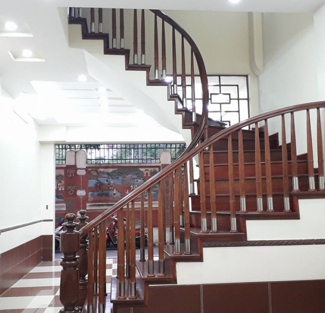 Cho thuê nhà cực đẹp Duy Tân, 73m2, thang máy, giá hấp dẫn