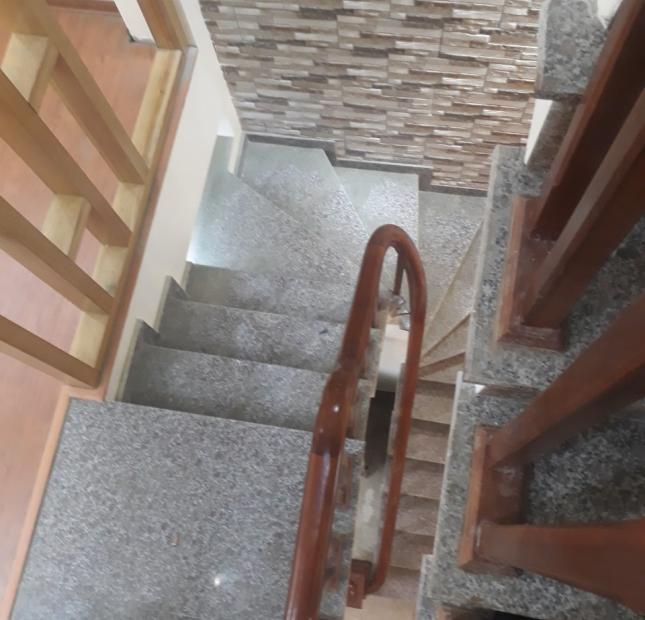 Cần bán nhà Bằng Liệt 50m2, 4 tầng, mới xây, giá 3.3 tỷ, ô tô để trước nhà, LH 0975133181