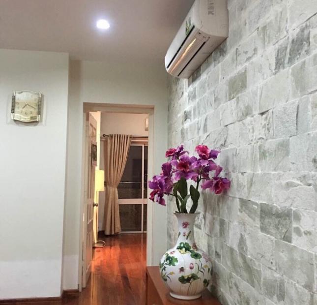 Cho thuê căn hộ chung cư 57 Láng Hạ, 2 phòng ngủ, đủ đồ nhà đẹp vào ngay 15 tr/th 