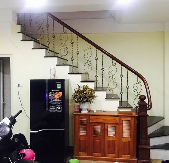 Bán nhà ngõ 34 Hoàng Cầu, diện tích 43m2, 4.5 tầng, MT 4.2m, 3.9 tỷ, ngõ thoáng, nhà đẹp