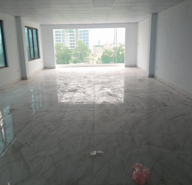 Cho thuê mặt sàn cực rộng tại phố Xã Đàn, diện tích 90m2, giá 16 tr/th, mặt tiền ốp kính
