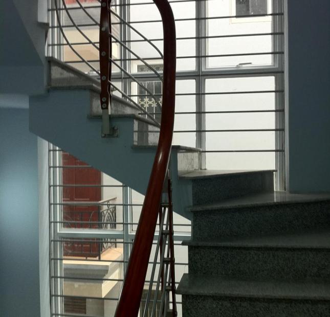 Cho thuê nhà mặt ngõ 198 Thái Hà, DT 110m2, 3 tầng, mặt tiền 6m, mỗi tầng chia 2 phòng