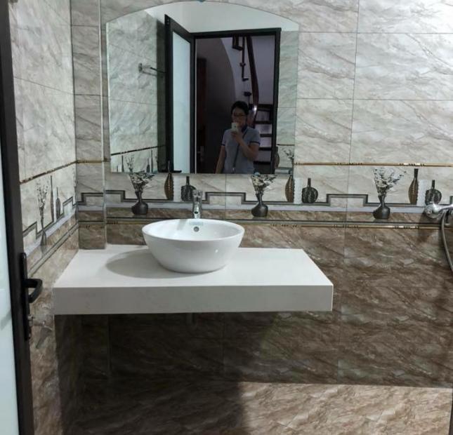 Nhà đẹp ở ngay ở Phố Tân Mai 35m 5 tầng.