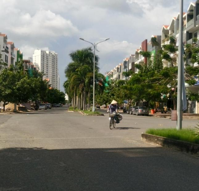 Bán nhà phố 2 căn liền nhau mặt tiền đường D1 khu Him Lam Q7