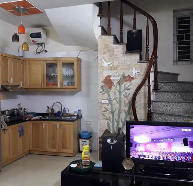 Gia đình cần bán gấp nhà Trương Định 28m 4 tầng.