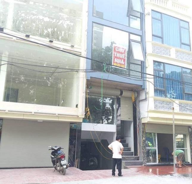 Bán nhà mặt phố Phạm Văn Đồng, quận Cầu Giấy, kinh doanh, cho thuê.