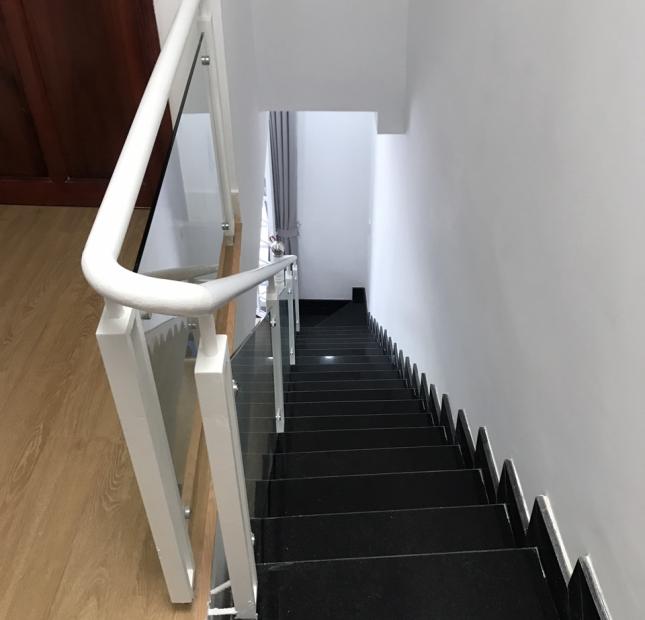 Bán nhà 1 trệt 2 lầu giá 1,65 tỷ HXH sát Gò Vấp, sổ hồng