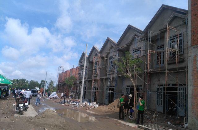 Bán nhà phố liền kề gần KCN Xuyên Á, Hóc Môn, ngân hàng hỗ trợ vay 70%, 500 triệu - 50%