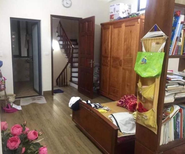 Bán nhà 2 mặt thoáng ở Đội Cấn 43m2 x 5 tầng