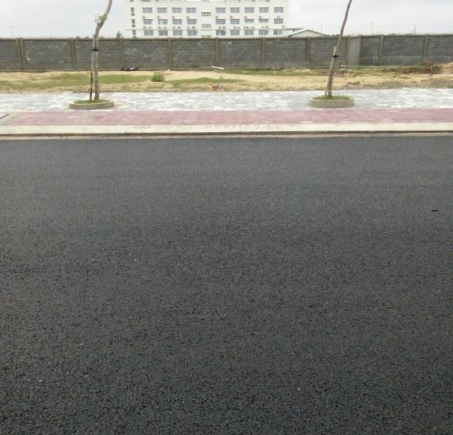 Cần bán lô đất lẻ đường 10m5, gần chợ Điện Ngọc, cạnh trường học, đối diện công viên