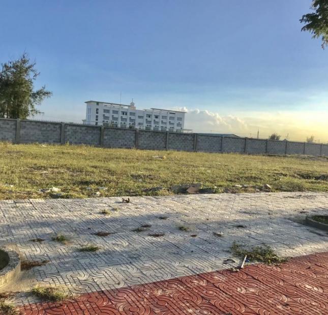 Cần bán lô đất lẻ đường 10m5, gần chợ Điện Ngọc, cạnh trường học, đối diện công viên