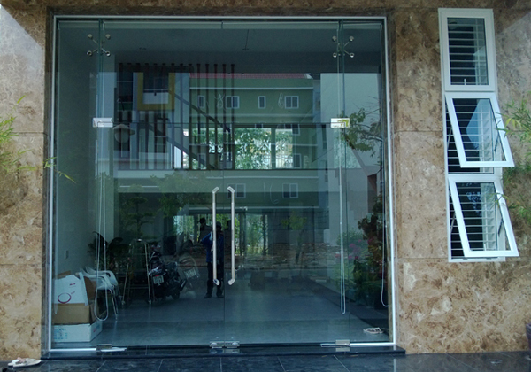 Cho thuê nhà mặt phố gần Nguyễn Thái Học, DT: 40m2 x 5 tầng, có thang máy, MT: 4,5m, LH: 0339529298