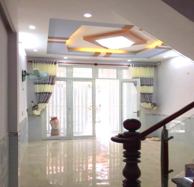 Thuê nhà Lê Quang Định, 4.5x18m, 2 lầu, tiện ở, kinh doanh giá 16 tr/tháng