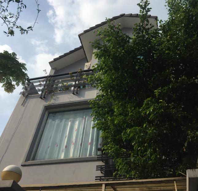 Nhà thuê Lê Quang Định, 5.5x20m, 2 lầu Châu Âu, tiện ở, mở văn phòng
