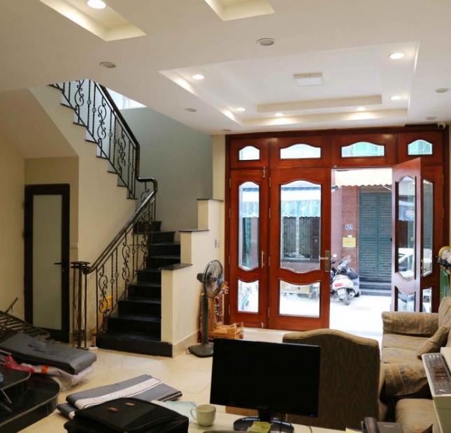 Cho thuê nhà riêng tại phố Đốc Ngữ, DT 70m2 x 5 tầng ô tô đỗ cửa (có thang máy), giá 30 tr/th
