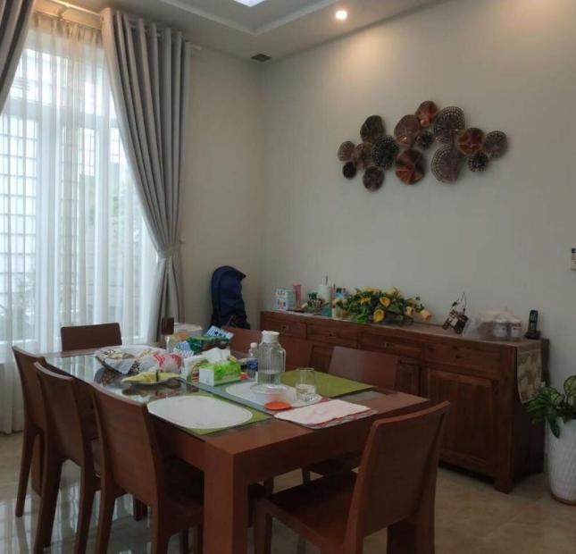 Bán gấp villa tại đường Nguyễn Văn Hưởng, P.Thảo Điền, Q2, Tp.HCM, diện tích 320m2, giá 29,2 tỷ