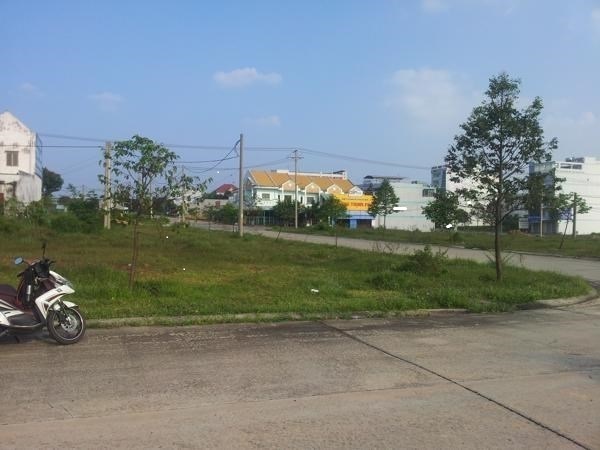 Chính chủ cần bán gấp đất mặt đường Nguyễn Văn Huyên kéo,dài diện tích 120m2( 6*20), đang cho thuê 20tr/tháng.
