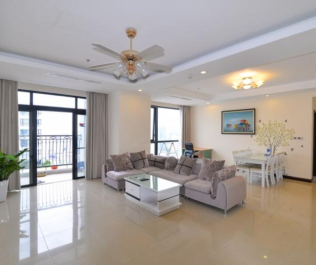 Chính chủ cho thuê gấp căn hộ Royal City, 105m2, 2 PN, full đồ. LH Giang: 0799998982