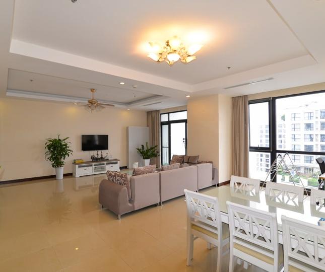 Chính chủ cho thuê gấp căn hộ Royal City, 105m2, 2 PN, full đồ. LH Giang: 0799998982