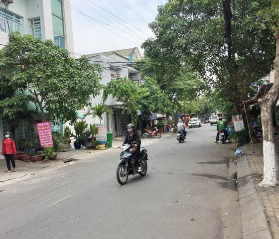 Bán nhà nát mặt tiền đường số 79 Phường Tân Quy Quận 7.