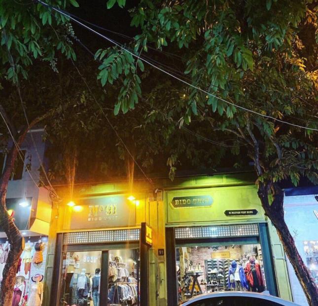 Bán nhà mặt tiền đường Nguyễn Việt Hồng , đang cho thuê làm cửa hàng bán quần áo . 
