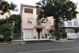 Cần bán gấp căn nhà mặt tiền Phạm Thái Bường, Q.7 giá rẻ chỉ 50 tỷ