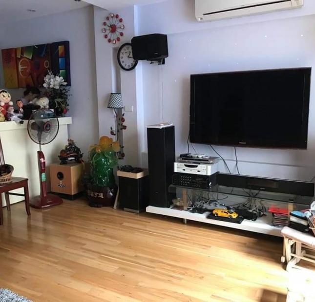 Bán nhà ngõ 69 Hoàng Văn Thái Thanh Xuân chia lô sân để xe 60m2 5.4 tỷ.