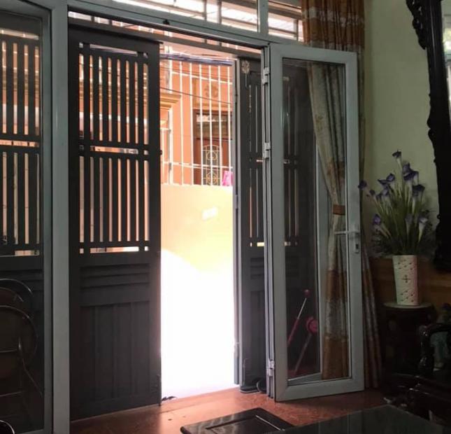 Bán gấp nhà đẹp, ở ngay phố Bùi Xương Trạch, diện tích 40m2 x 4 tầng, giá 3,2 tỷ. LH: 0984094326