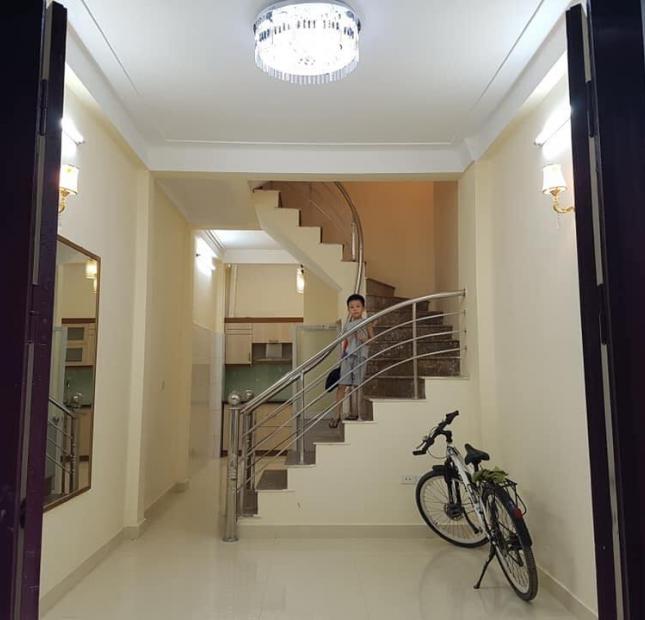 Bán gấp nhà đẹp ngõ 18 Định Công Thượng, diện tích 35m2 x 4 tầng, giá 2,95  tỷ. LH: 0984094326