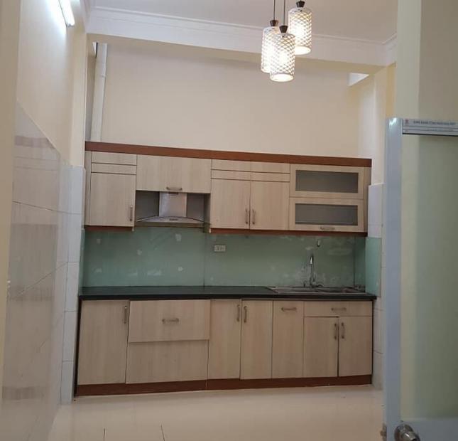 Bán gấp nhà đẹp ngõ 18 Định Công Thượng, diện tích 35m2 x 4 tầng, giá 2,95  tỷ. LH: 0984094326